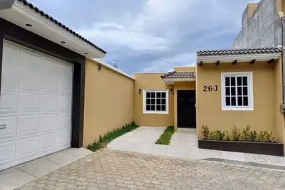 Image de \"Casa de las Flores · Family-Friendly House · Full A/C + Garden\"