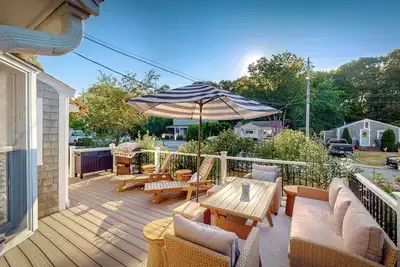 Image de Fully Renovated Coastal Escape in White Horse Beach with Ac, Deck & Parking