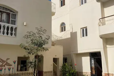 Image de Memnon Appts: spacious, clean 2-bedroom apartment near Nile - pool, roof terrace