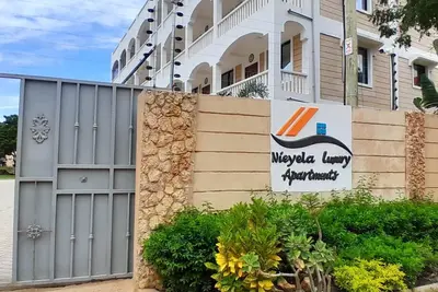 Image de Modern 2-Bedroom Beachside Apartment in Diani, Modern + Swahili Touch