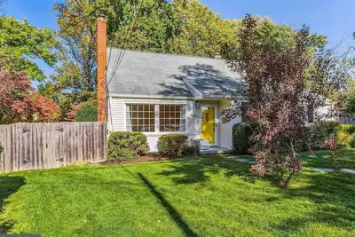 Image de Charming 4-bedroom house with huge, fenced yard and fitness room in Annandale