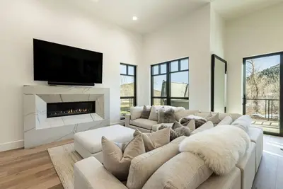 Image de Canyons Village, Hot Tub, Free Ski Shuttle