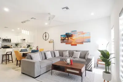 Image de Marvelous 3-bedroom townhome with pool and ocean views in East End