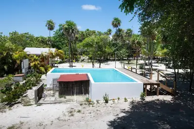 Image de Modern 2 Bedroom Beachfront Home - Steps from the Sea w/ Patio, Shared Pool&Dock