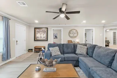 Image de 3 Br house on the historic black and gold park with splash pad in back yard a