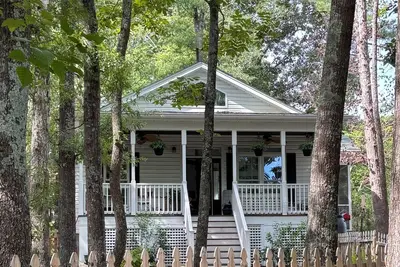 Image de Peaceful cottage on a working horse farm