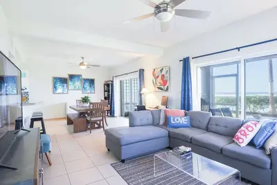 Image de 3 Bed Oceanview condo with beach