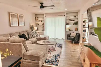 Image de Downtown Escape-3 min to Downtown-Oktoberfest-FirePit-card games & so much more.