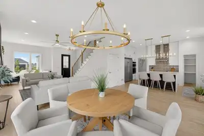 Image de Spacious 6 bed home minutes from Palms Theater, shops and restaurants.