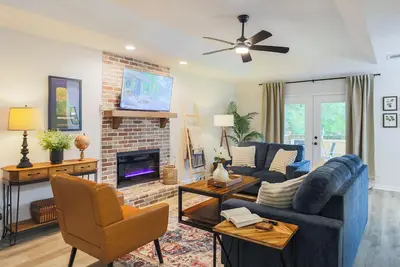 Image de Charming 4-bedroom house - Mins away from Historic Downtown! Great for Families!