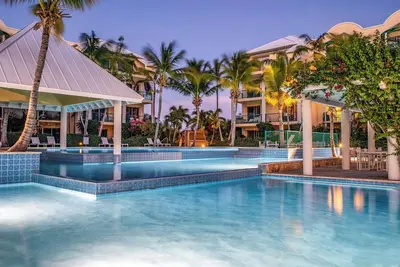 Image de Condo on the marina in gated Yacht Club, walk to Grace Bay Beach and Dining - E4