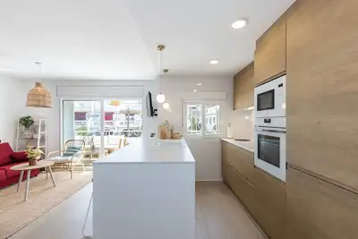 Image de Exclusive Seaside Living - Modern Comfort - Steps from the Beach