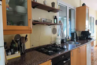 Image de Jolie maison avec vue sur la mer, parking et jardin pour des siestes paisibles. .