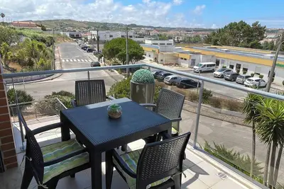 Image de Stylish & Spacious Apartment with Balcony