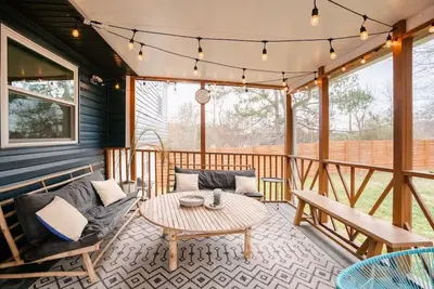 Image de Porch & Yard, Spacious & Cozy, Close to Downtown!