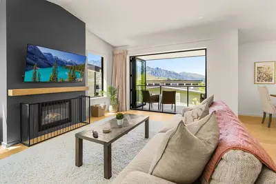Image de Queenstown Forest Lodge | 4br Retreat with Views, Games & Family Comfort