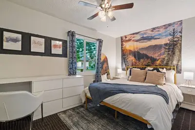 Image de Relocation housing near Portland Airport llarge fenced yard, driveway parking.