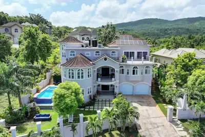 Image de Spacious 6-bedroom Mansion Villa 30 minutes from Mbj Airport