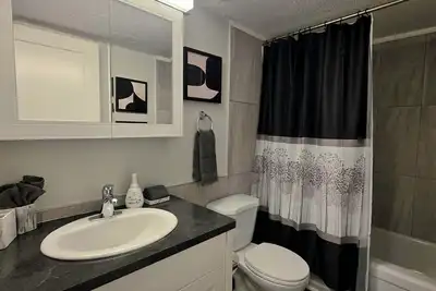 Image de Modern and Sleek Two Bedroom Condo in Central Location at 307 Checkmate Hill