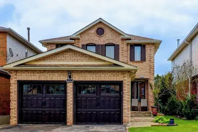 Image de 4 Bedrooms Detached Home with parking, closer to commercial area