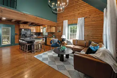 Image de Bourbon Country Cabin - Game Room, Fire Pit, and Hot Tub