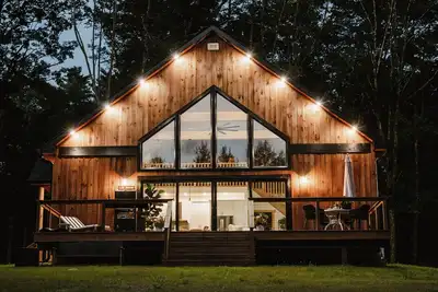 Image de Modern Artistic Lux New Chalet with pond and fire pit in Narrowsburg