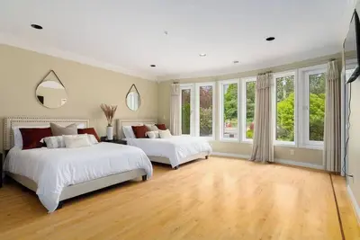 Image de \"New\"Grand Vancouver Getaway–Spacious 6br + HotTub