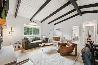 Image de Rustic-Chic Cabin, Hot Tub, Pets, Cedar Sauna & Walk to River Outfitters