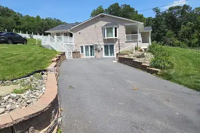 Image de Secondary Suite In An Amazing Farmhouse with Swimming Pool and FirePit