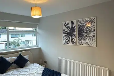 Image de 3-Bed Home | Parking | Garden | Near Nec & Station