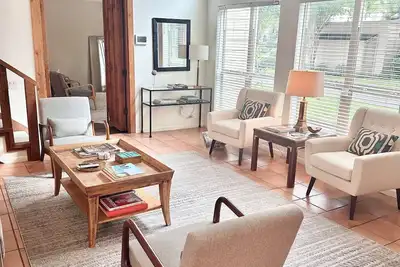 Image de Spacious & relaxing Mid Century 3 bedroom house with a nice patio