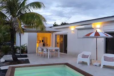 Image de La petite villa, en Guadeloupe. Vue mer, jardin tropical et piscine