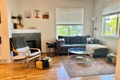 Image de 3 Bed Townhouse in Marda Loop–Best Location