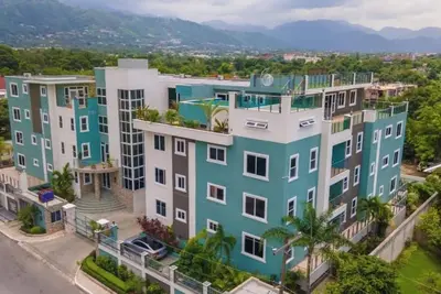 Image de Scenic Condo in Kingston with Rooftop Pool, Mountain Views & Private Parking