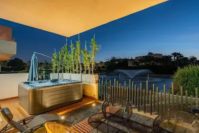 Image de Évasion de luxe au bord du lac avec jacuzzi privé.