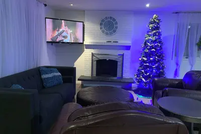 Image de A Peaceful Retreat close to a lake, walking paths, golf, shopping and hospital.