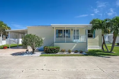 Image de Blue Mitten Beach House – Stylish 2br/2ba, Pools & 4 Miles to Ft Myers Beach