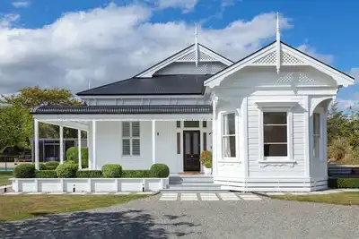 Image de Classic Contemporary Country Charm close to Town Centre