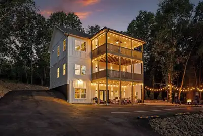 Image de Chatt Vistas|3Story|New|6bdr6ba|Theater|Hot Tub