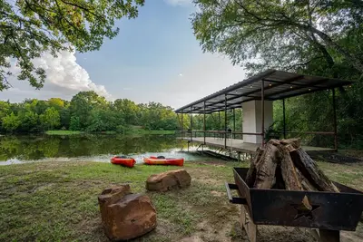 Image de Midnight Oaks Retreat features privacy, and abundant space for r&r