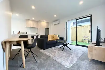 Image de Salisbury courtyard townhouse with two TVs in Christchurch
