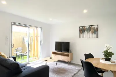 Image de Salisbury courtyard retreat with a workspace in Christchurch