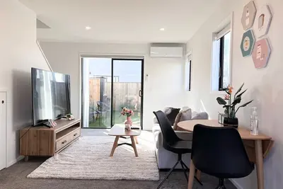 Image de Salisbury courtyard stay with a 65-inch Tv in Christchurch