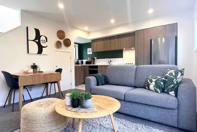 Image de Awesome new townhouse with King Bed on Armagh