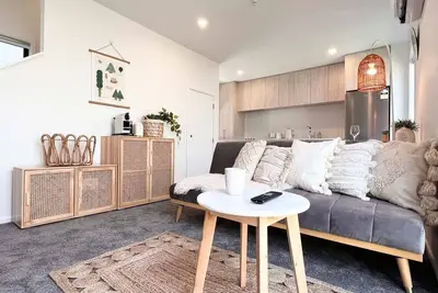 Image de Rattan king-bed retreat with a workspace in Christchurch
