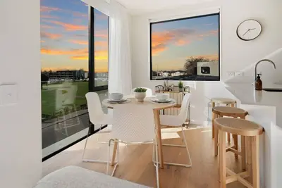 Image de Top Floor Apartment in City Central Sunny Balcony