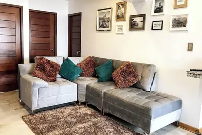 Image de Estancia Urbana: Vistas Skyline y Confort Moderno