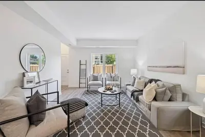 Image de 2-Bedroom Private Luxury Townhome with premium comfort in the Heart of Oshawa