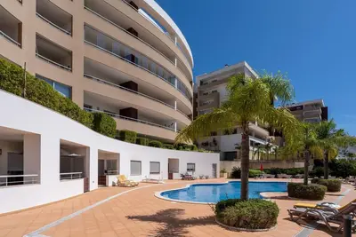 Image de Modern apartment with pool, jacuzzi and gym