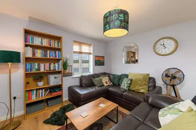 Image de Lovely 2 Bed – 5 min Walk to Bus + Easy Bay Access